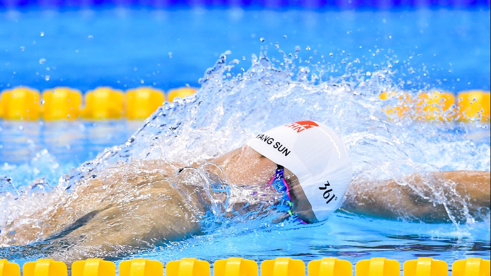 中国登山队在国际比赛中夺金增光,中国登山队再次登上素有地球